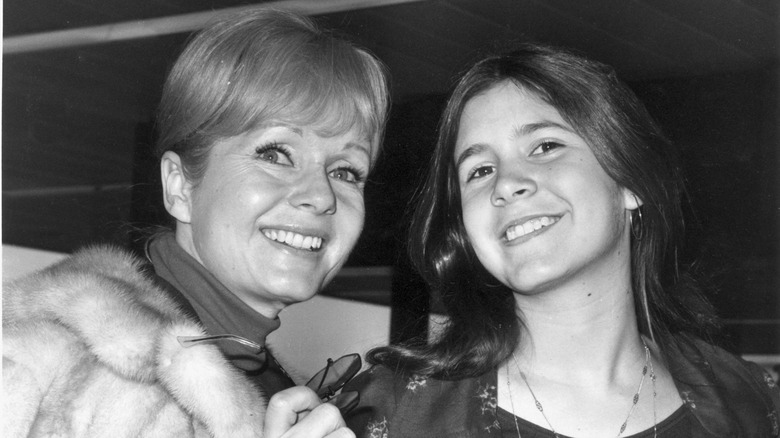 Debbie Reynolds smiles with her daughter Carrie Fisher in February 1972