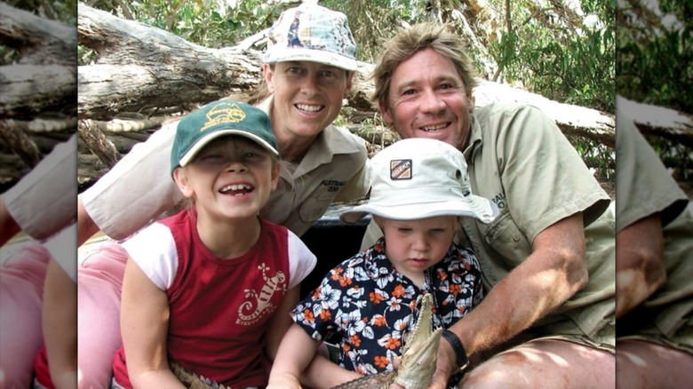 Steve Irwin, Terri Irwin, Bindi Irwin, and Robert Irwin holding a baby crocodile
