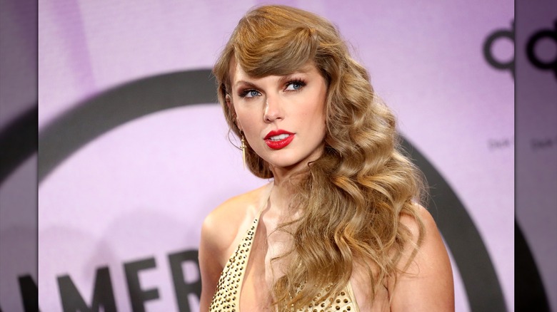 Taylor Swift with curly hair in November 2022