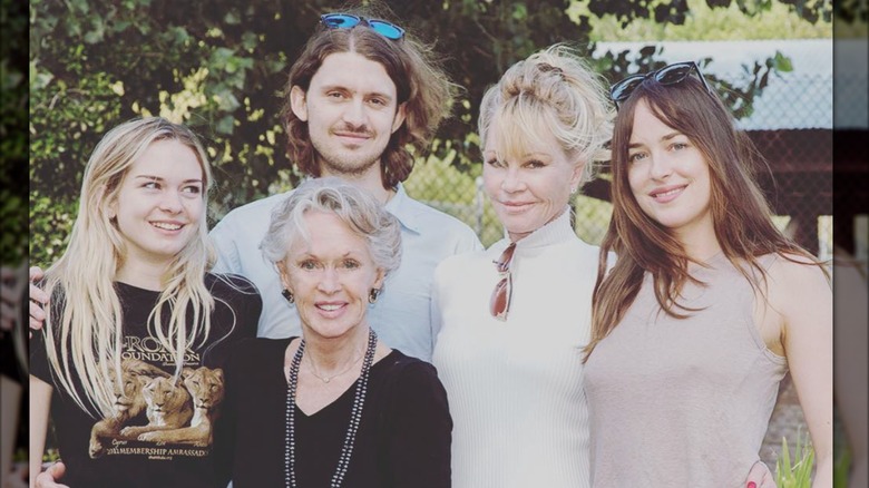 Melanie Griffith poses at an outdoor outing with mother Tippi Hedren and her kids Dakota Johnson, Stella Banderas and Alex Bauer.