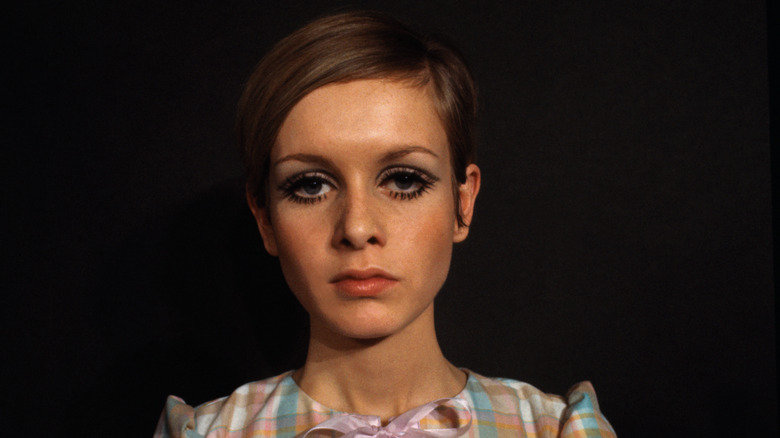 Twiggy wearing mascara