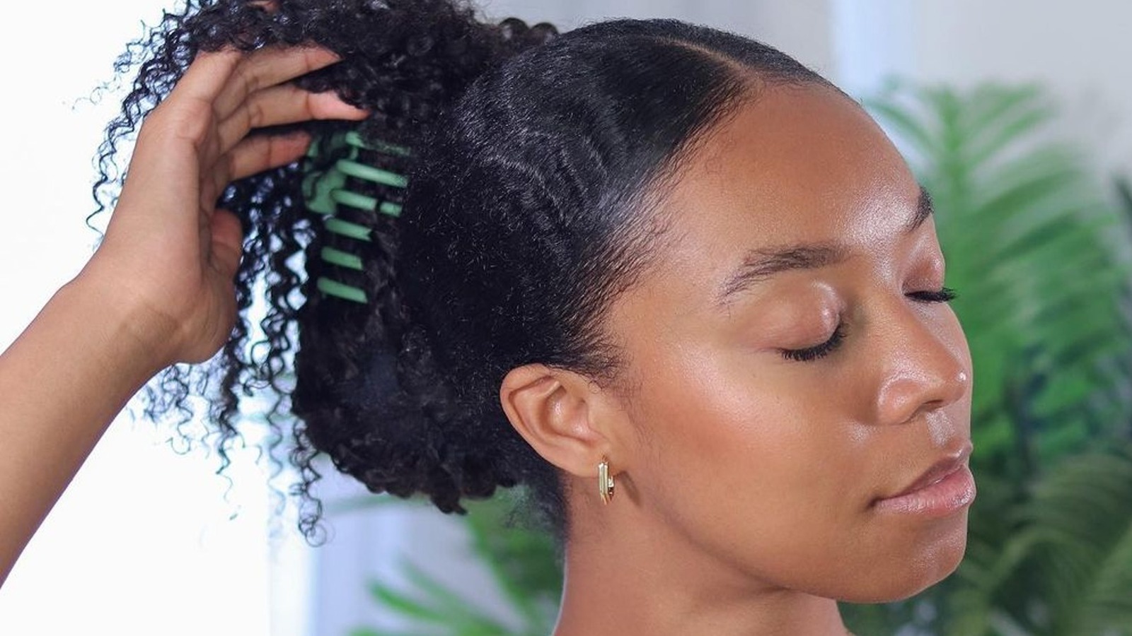 3 Cute and Easy Claw Clip Hairstyles for Short Hair - Fashionably Late Mom
