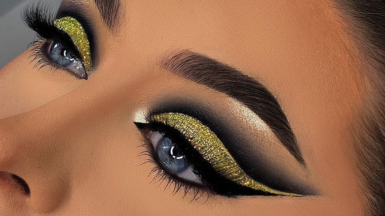 29 Glitter Cut Crease Ideas To Give Your Eye Makeup Ultimate Glamour