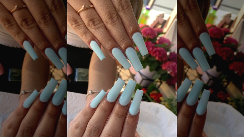 Mint gum nails