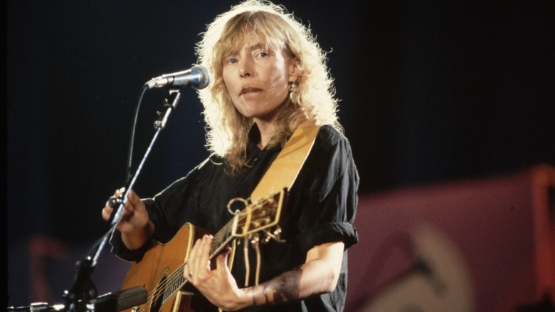 Joni Mitchell playing a concert in 1986