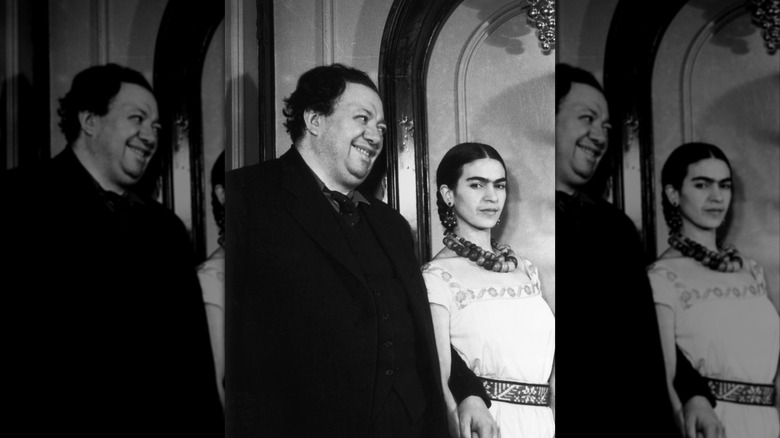 Black-and-white photo of artists Frida Kahlo and Diego Rivera in 1932.
