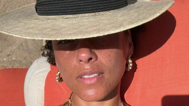 Alicia Keys makeup-free at the beach
