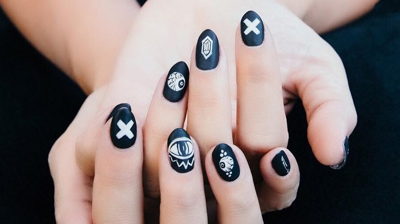 Black and white Halloween nails