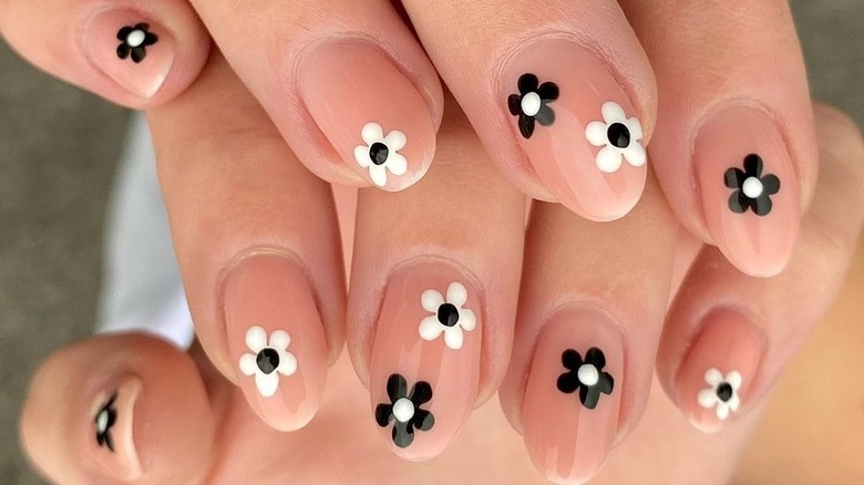 Black and white daisy nail art