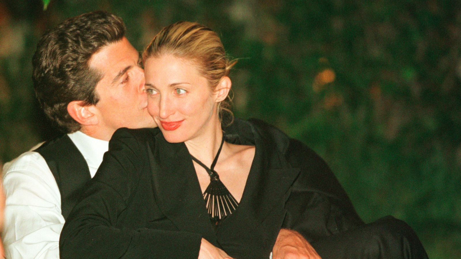 6 Pics Of Carolyn Bessette-Kennedy That Showcase Her Simple Yet Chic Beauty Looks