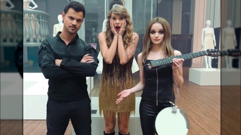 Taylor Swift posing with Taylor Lautner and Joey King