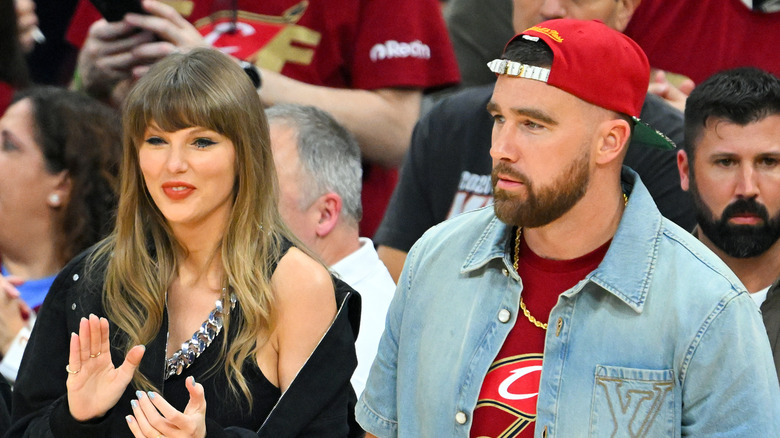 Taylor Swift and Travis Kelce cheering on the Knicks