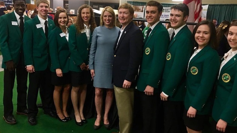 Pam Bondi poses with a 4H club in Florida