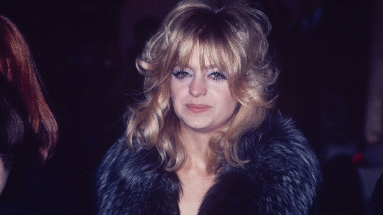 Goldie Hawn wearing curls, bangs, and blue eye shadow in 1970