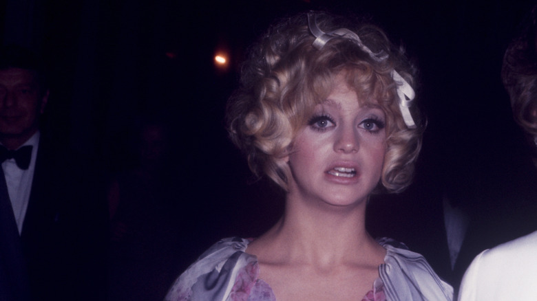 Goldie Hawn wearing a curly beehive and bow in 1970