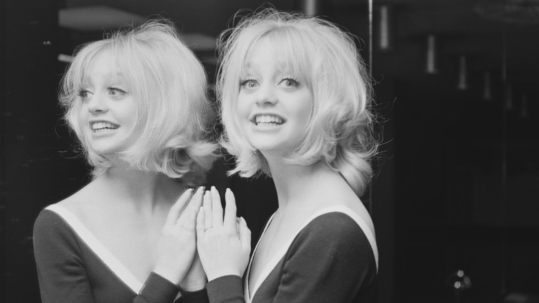 Goldie Hawn wears a messy bob in 1970