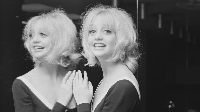 Goldie Hawn wears a messy bob in 1970
