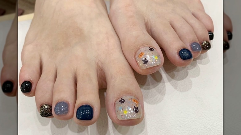 Glittery Halloween-themed pedicure