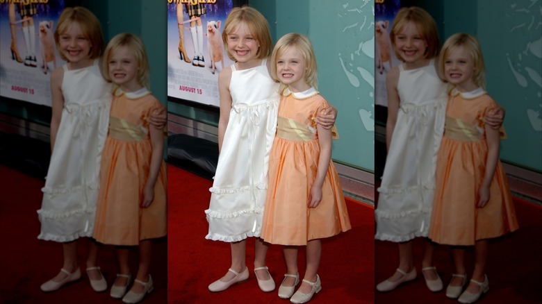 Dakota Fanning and Elle Fanning as kids smiling together