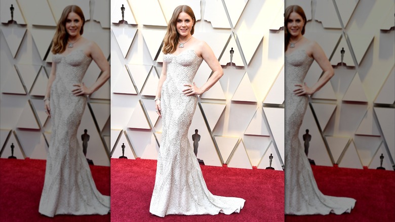 Amy Adams posing at the 2019 Oscars.