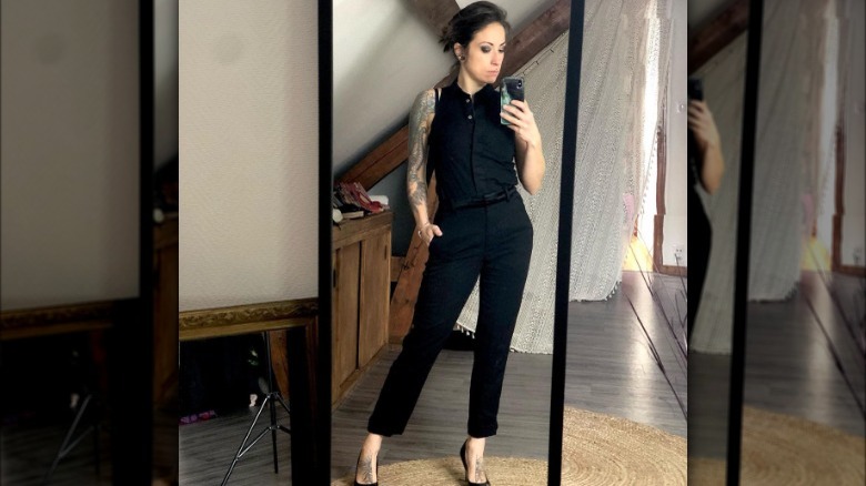 Women models black business casual outfit 