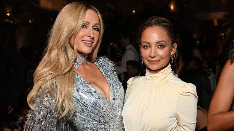 Paris Hilton and Nicole Richie posing