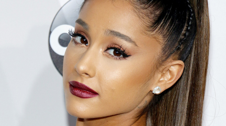 Ariana Grande's Hairstylist Shared The Secret To Her Perfectly Flipped ...