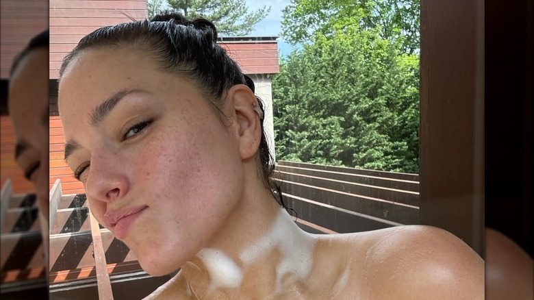 Ashley Graham posing makeup-free while taking a bath
