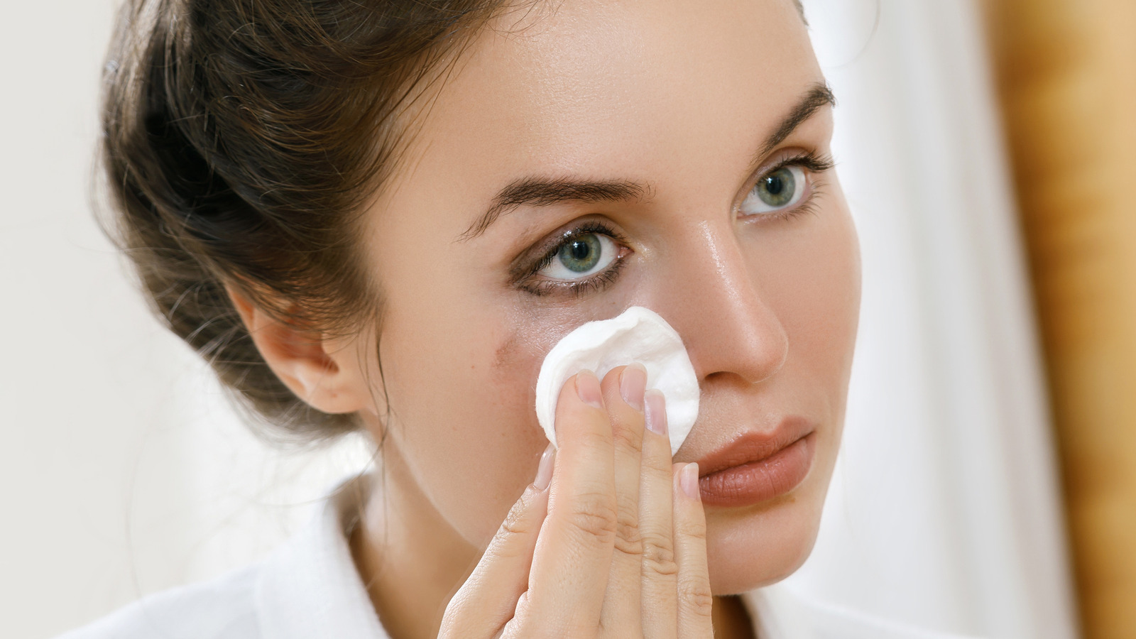 Avoid Makeup Remover For Cleaning Up Your Eyeliner Mistakes. Here’s What To Try Instead Avoid Makeup Remover For Cleaning Up Your Eyeliner Mistakes. Here’s What To Try Instead
