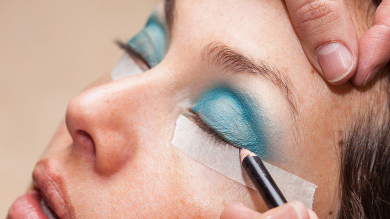 tape cat eye makeup