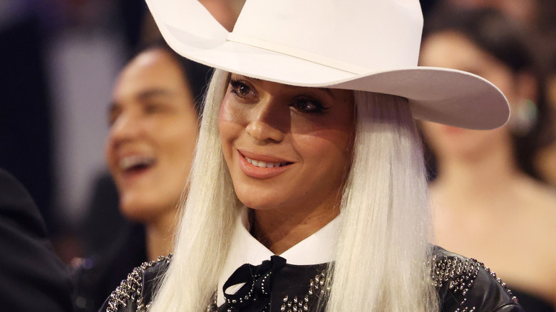 Beyoncé wearing cowboy hat at Grammys