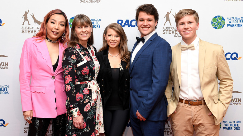 Bindi Irwin posing with her family in a black and navy blue ensemble at the 2019 Steve Irwin Gala