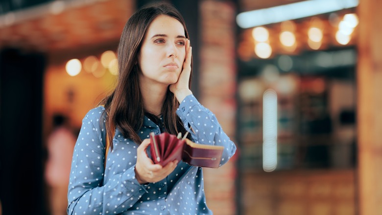 Woman mourns empty wallet