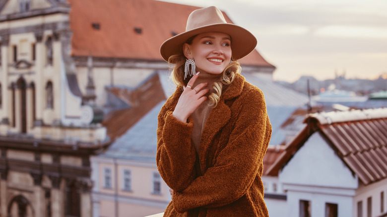 Woman tan hat caramel coat