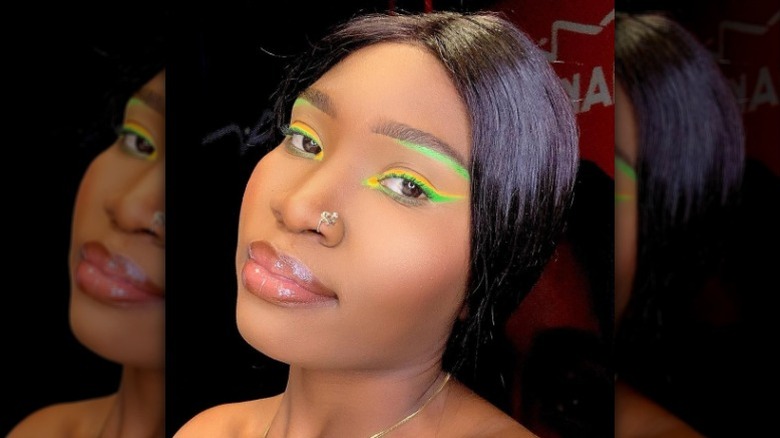 woman with underlined eyebrows