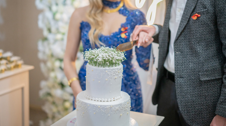 cut wedding cake