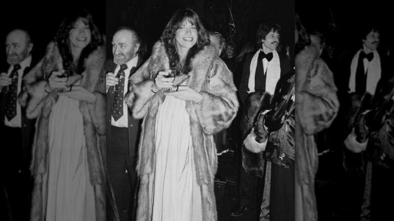 A pregnant Carly Simon was photographed at a theater in New York City