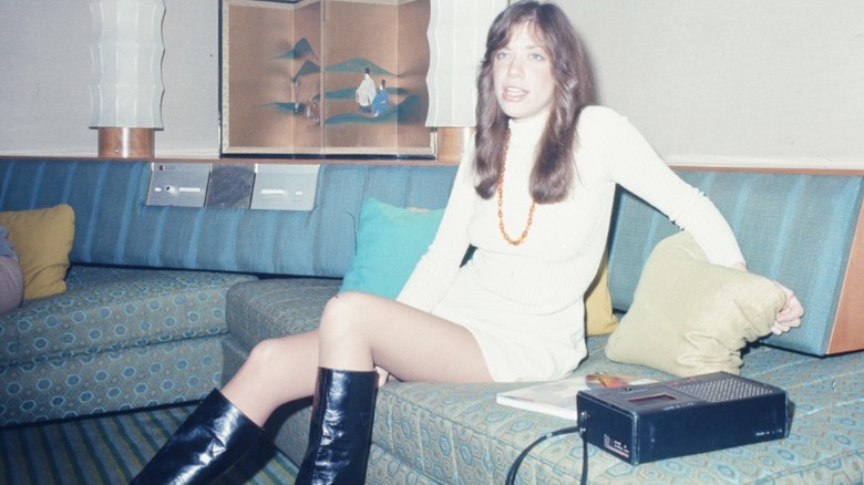 Carly Simon in a hotel room in 1973