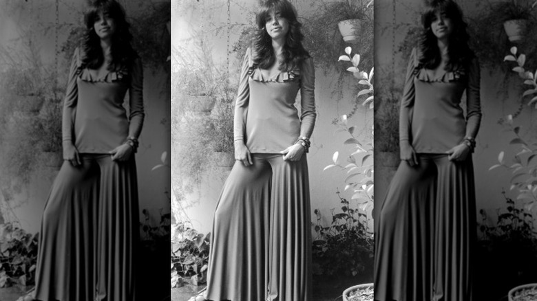 Carly Simon posed for a photo in New York City, wearing flowy pants