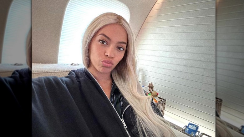 Beyoncé taking selfie