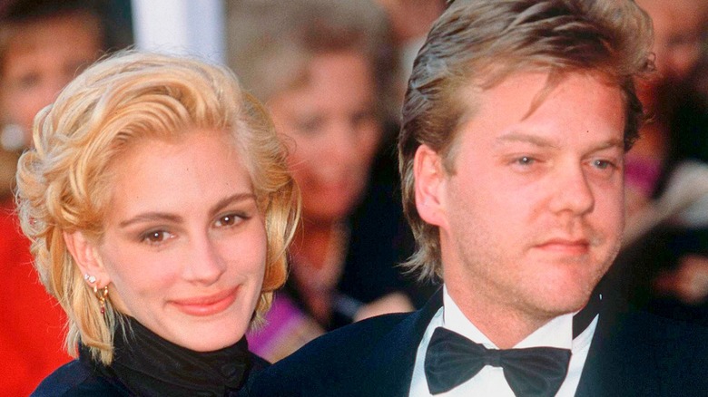 Julia Roberts with short blond hair and Kiefer Sutherland in a tux at the Academy Awards in 1990.