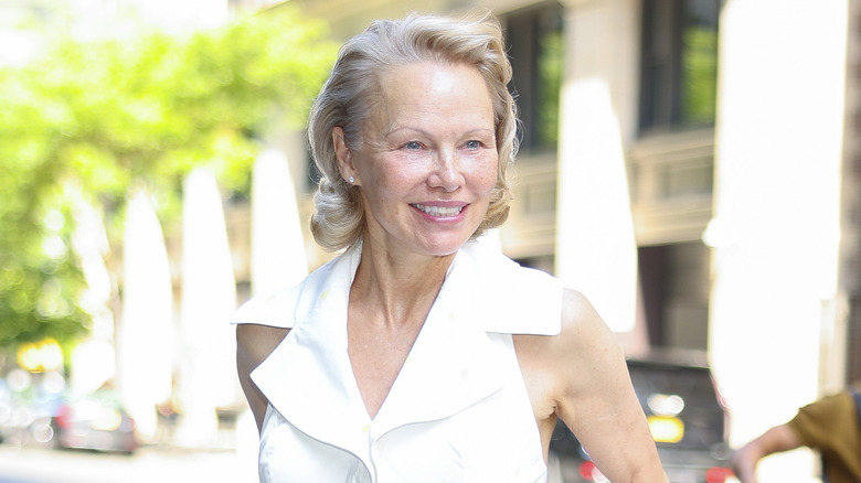 Pamela Anderson without makeup while walking in New York City