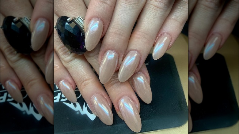 Champagne Chrome Nails Are The Classiest Take On The Glazed Donut 