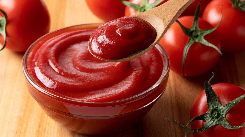 Bowl of ketchup