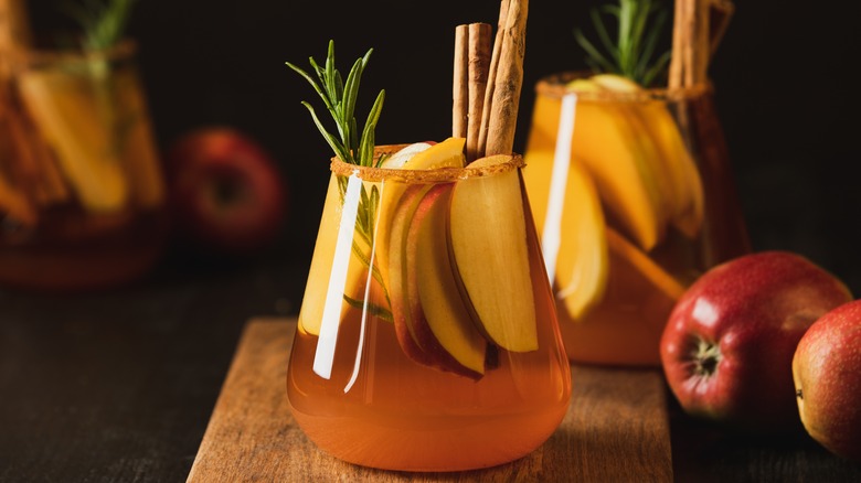 stemless glasses apples and cinnamon