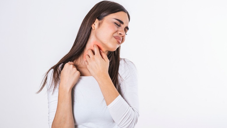 Woman with itchy neck rash