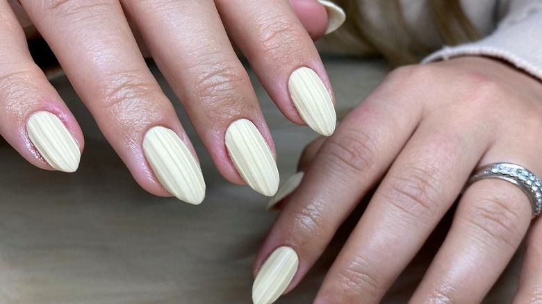 Eggnog nails with 3D pattern
