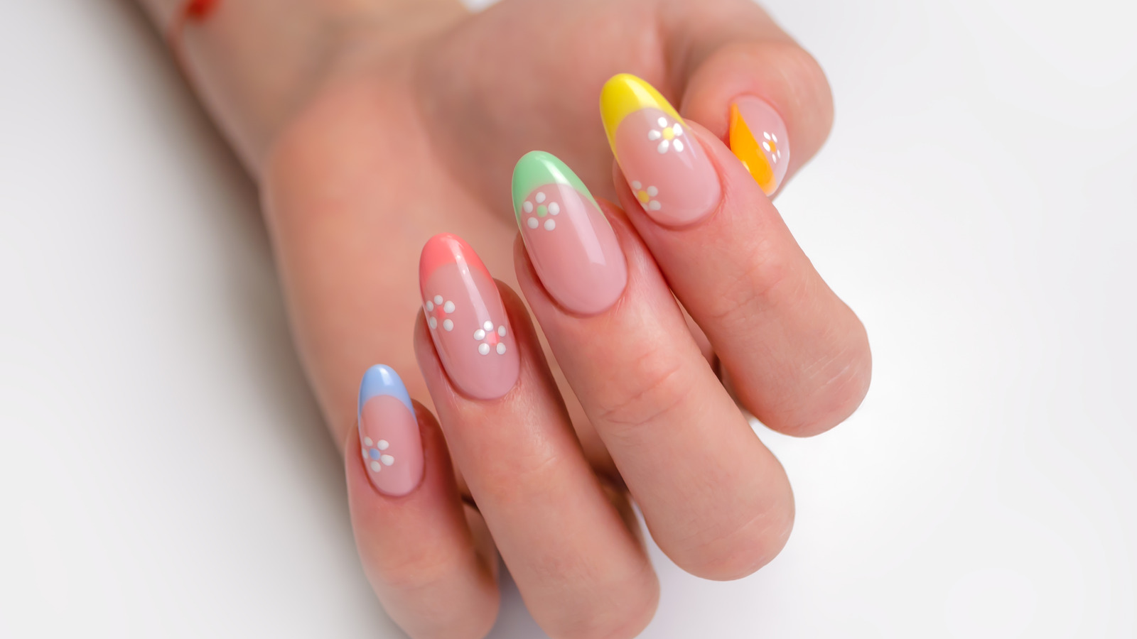 Daisy Nails Are The Floral Manicure Trend That Never Goes Out Of Style