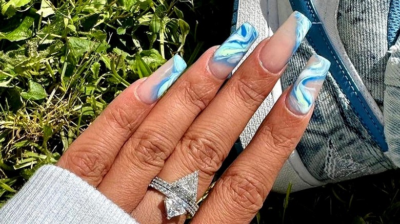 Instagrammer Ongles 95 showing wavy blue nails 