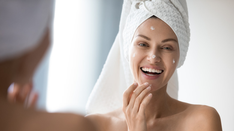 woman applying sunscreen